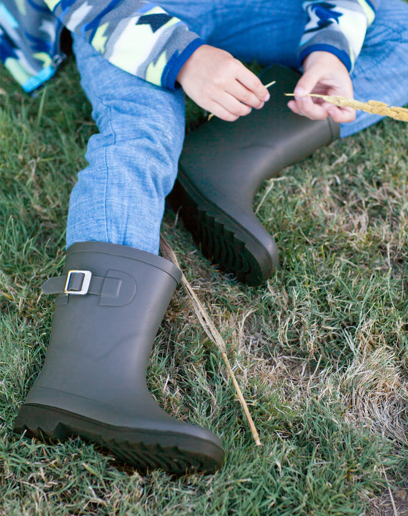 KID’S BUCKLE RUBBER RAIN BOOTS DARK GRAY & BLACK